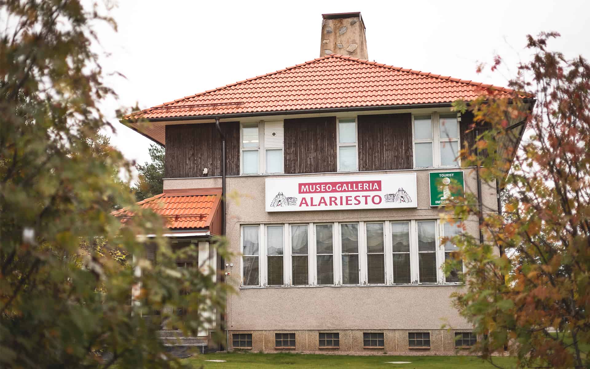 Valokuva rakennuksen sivusta