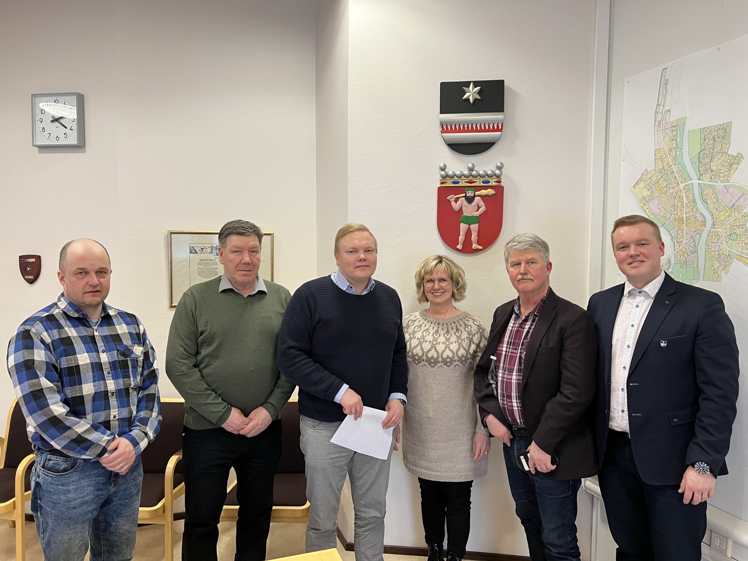 Kurvinen Sodankylassa Ministeri Antti Kurvinen vierailulla Sodankylässä. Kuvassa vasemmalta lukien Mikko Pyhäjärvi, Juha Karppinen, Antti Kurvinen, Tuula Annala, Teuvo Tapaninen ja Kalle Pyykkö.
