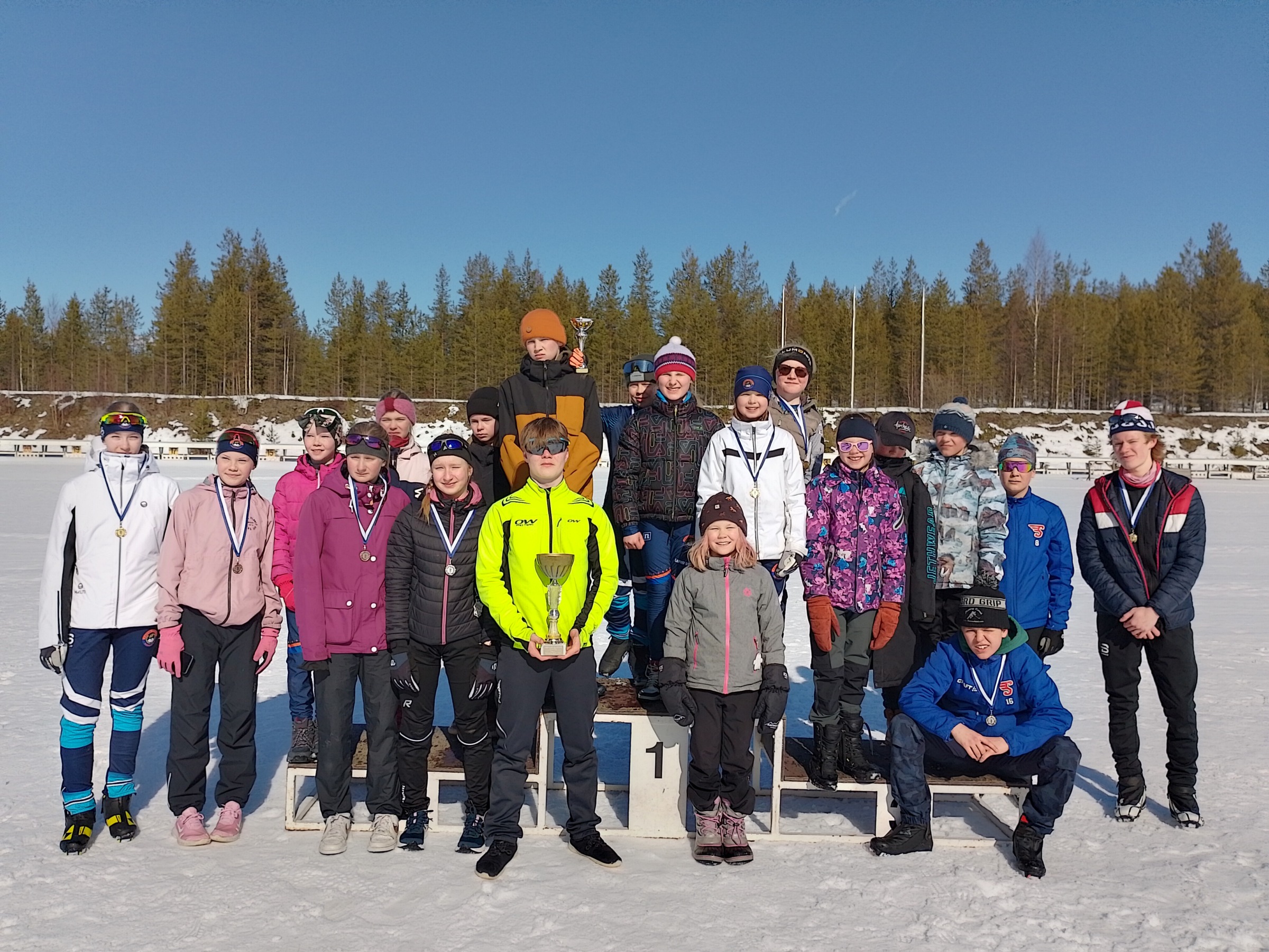Koululiikuntaliiton Pohjois-Lapin hiihtokilpailut 2023 kuvassa Sodankylän hiihtäjät