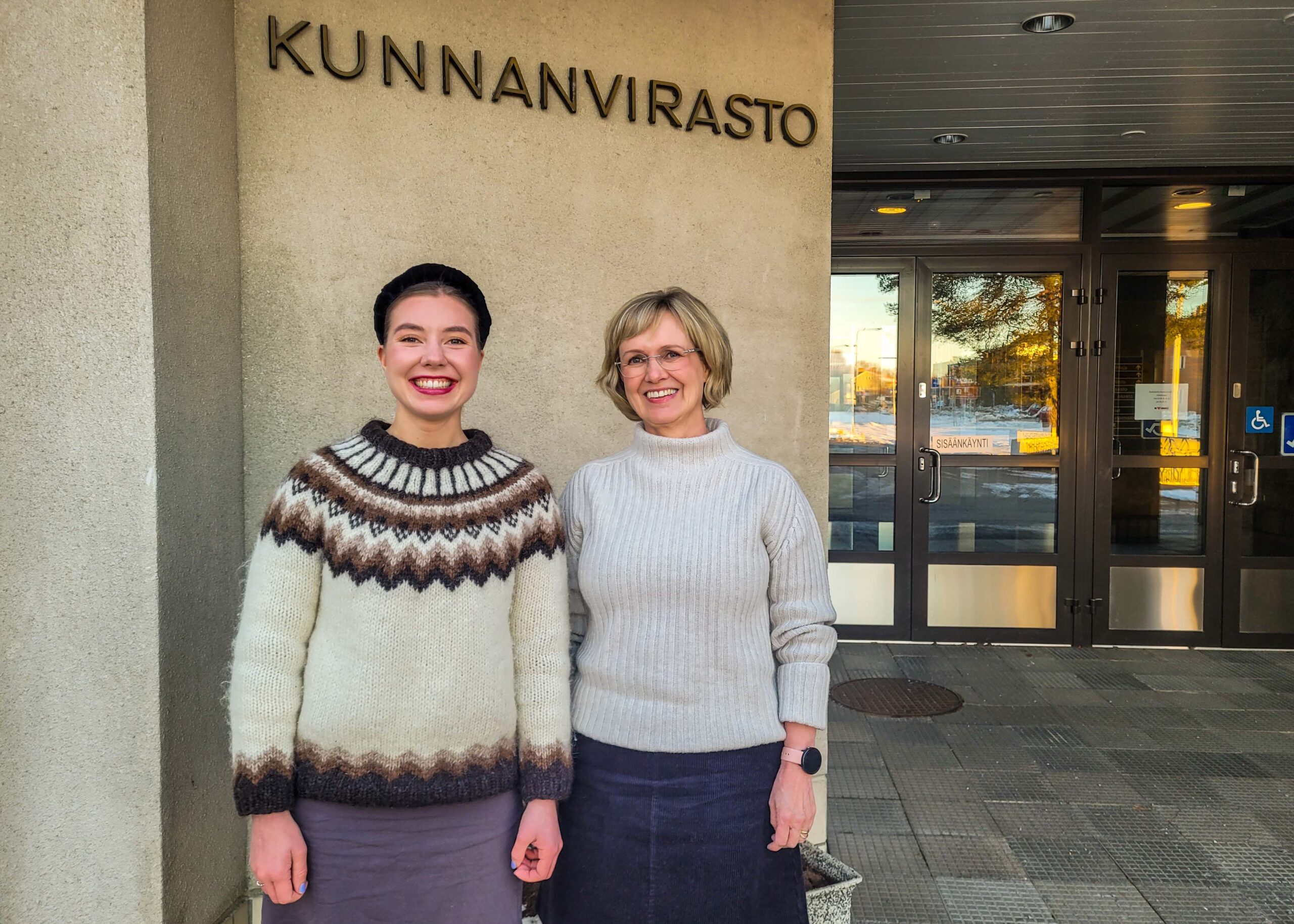 Puheenjohtajat01 Riikka Karppinen ja Tuula Annala kunnanviraston edessä 23.10.2023