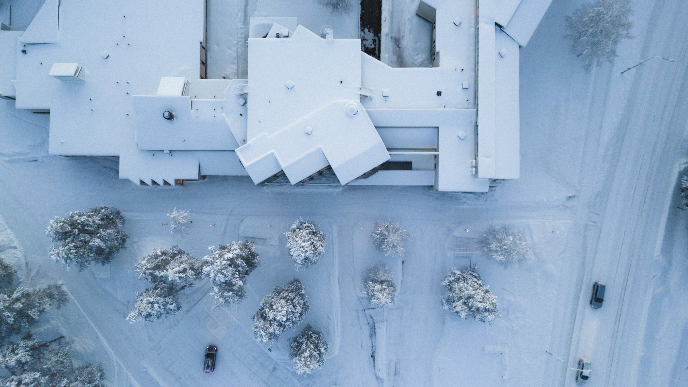 visit_sodankylä_talvi_2022-11 Sodankylän kunnanvirasto talvella ylhäältä päin dronekuva (Kuva: Juhamatti Julkunen)