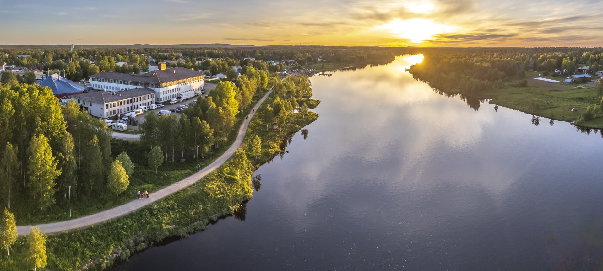 2023-06-18 Kitinen iltaauringossa Kitinen ilta-auringossa