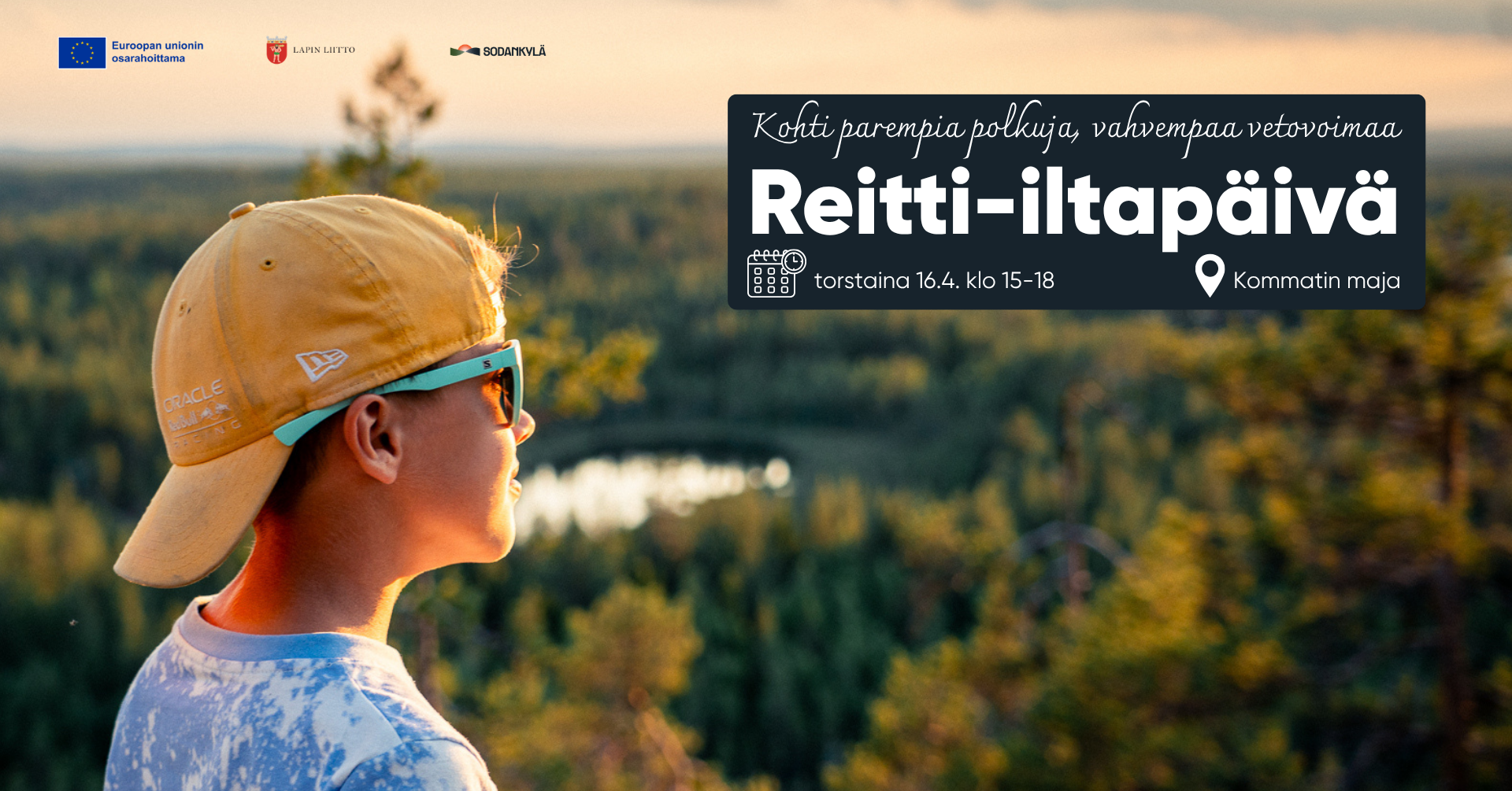 Nuori poika hymyilee ja katsoo aurinkolasit päässään kohti laskevaa aurinkoa. Taustalla näkyy keskilappilainen maisema ilta-auringossa vaaran rinteeltä kuvattuna. Tapahtuman nimi ja päätiedot laatikossa maiseman päällä ja hankkeen rahoittajan logot: EU:n osarahoittama, Lapin liitto ja Sodankylän kunta kuvan yläreunassa.