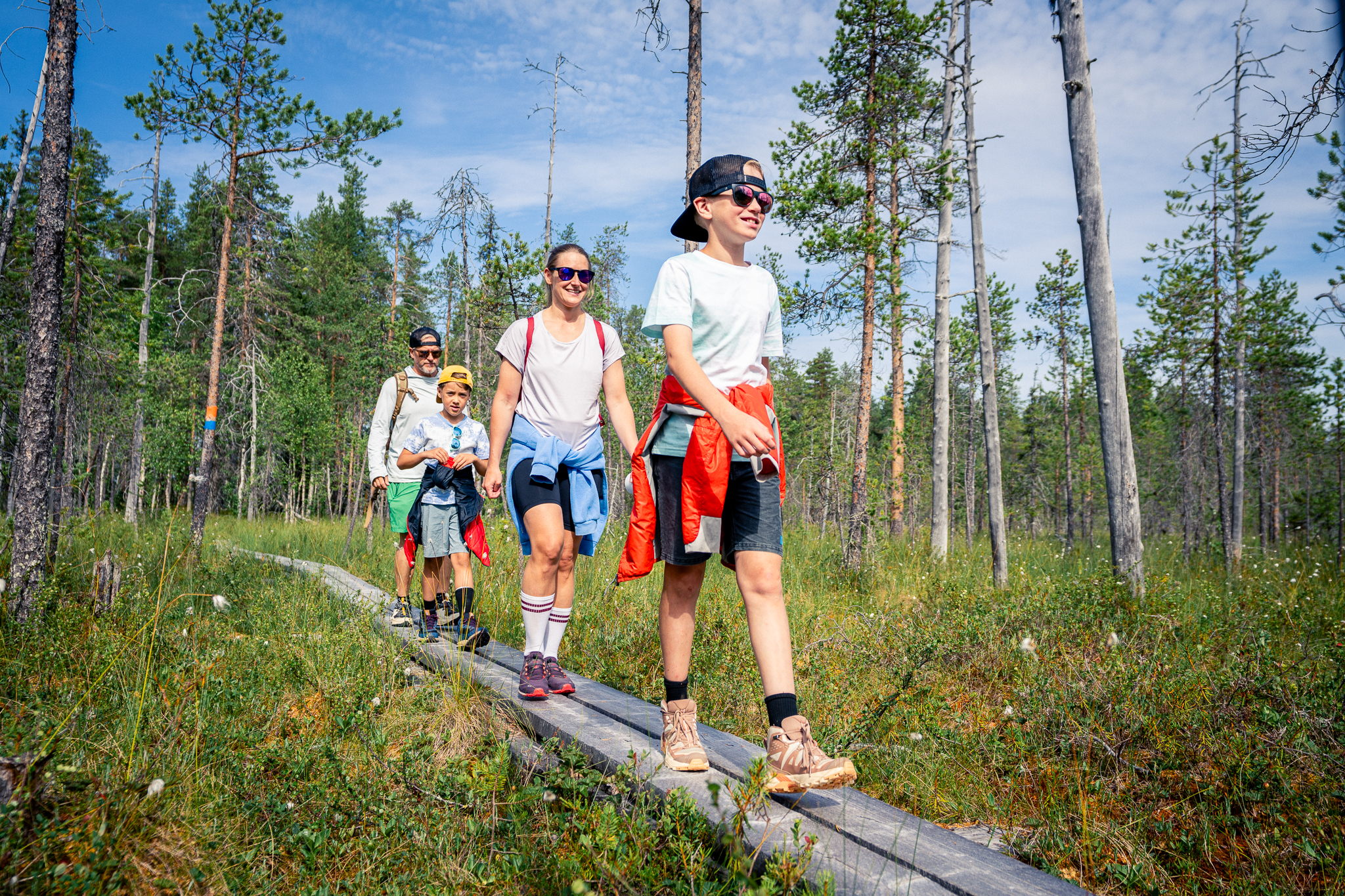 Retkeilyseurue Paavon polun reitin pitkospuilla Sodankylässä.